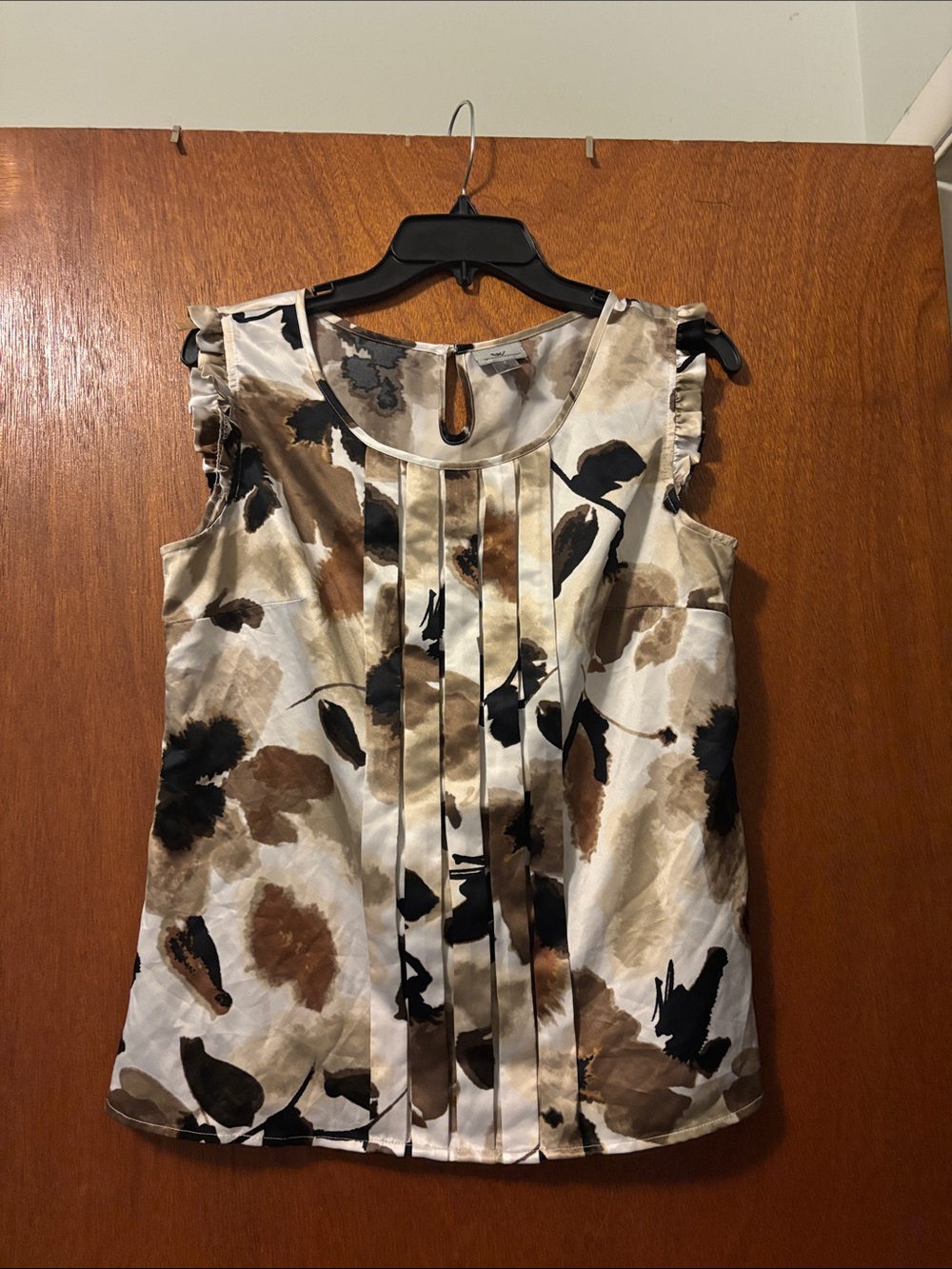 Worthington Cream Floral Satin Pleated Sleeveless Top